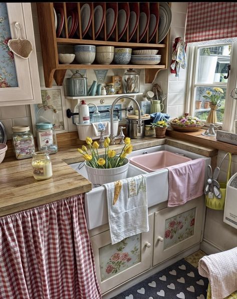 French Shabby Chic Bathroom, Granny Core House, Grandma Style Decor, Multicolor Furniture, Cottage House Decor, Granny Chic Decor, Spring Kitchen, Casa Country, Casa Vintage