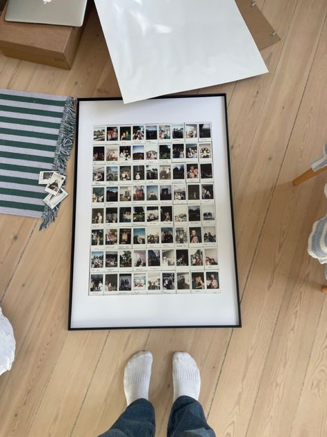 Poloroid Pictures Framed, Chic Photo Wall, Polaroids On Wall, Framed Polaroids, Polaroid Frame Ideas, Photoboard Ideas, Polaroids Aesthetic, Polaroid Pictures Display, Polaroid Inspiration