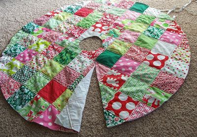 Brown Paper Packages: Patchwork Christmas Tree Skirt Tutorial Holiday Quilt Patterns, Diy Christmas Tree Skirt, Christmas Tree Skirts Patterns, Patchwork Christmas, Tree Skirt Pattern, Xmas Tree Skirts, Christmas Quilt Patterns, Christmas Skirt, Skirt Tutorial