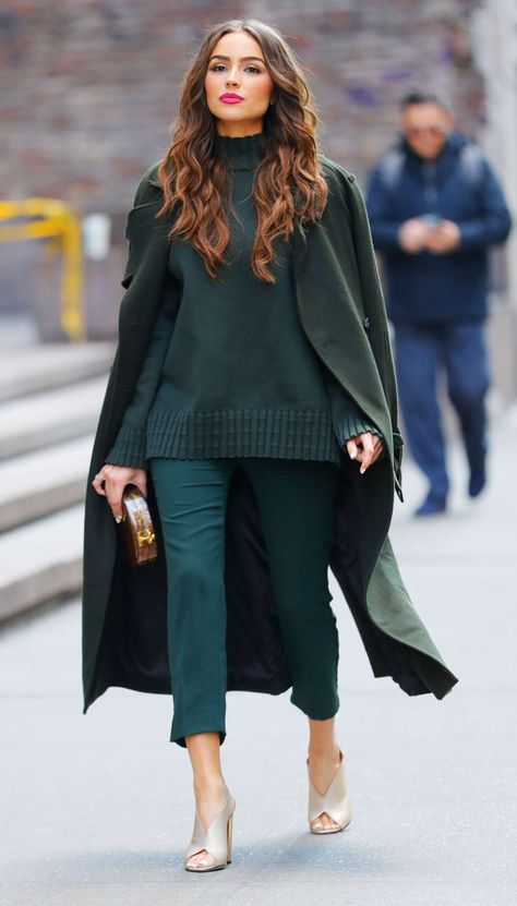 Olivia Culpo in Camilla & Marc out in NYC. #bestdressed Monochromatic Fashion, Style Casual Chic, Trendy Outfits Winter, Monochrome Outfit, Olivia Culpo, Green Pants, Inspired Outfits, 가을 패션, Mode Inspiration