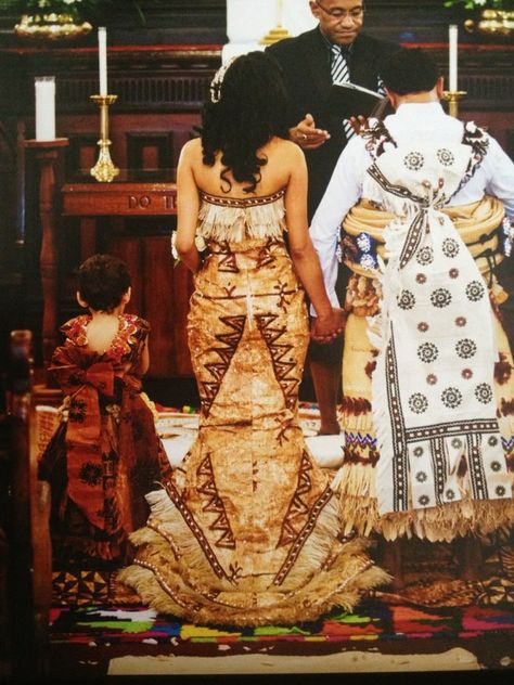 Fijian wedding I love what the groom is wearing a must have for party pictures Tongan Wedding, Fijian Wedding, Fiji Fashion, Island Wedding Dresses, Tongan Culture, Polynesian Wedding, Native American Wedding, Polynesian Dress, Fiji Wedding