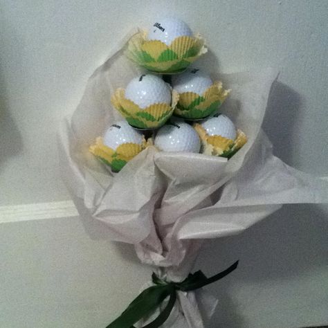 Golf ball bouquet for Father's Day!! Golf Ball Bouquet, Golf Bouquets, Golf Ball Bouquet Gift Ideas, Golf Ball Screw Flowers, Golf Ball Flowers, Decorated Golf Balls, Ball Bouquet, Father’s Day Golfing Gift, Golf Birthday Gifts