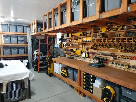 When everything is in its place, ready for the next project... - 9GAG Officine In Garage, Garage Workshop Layout, Garage Workbench Plans, Garage Storage Inspiration, Garage Workshop Plans, Plan Garage, Garage Organisation, Garage Workshop Organization, Workshop Layout