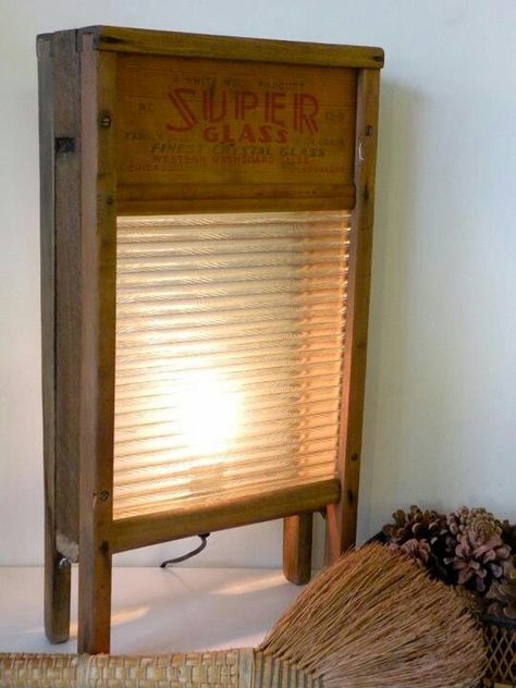 Glass wash boards with lamp inside Old Washboards, Luminaria Diy, Primitive Bathrooms, Upcycle Repurpose, Repurposed Items, Creative Lighting, Reuse Recycle, Diy Lamp, Repurposed Furniture