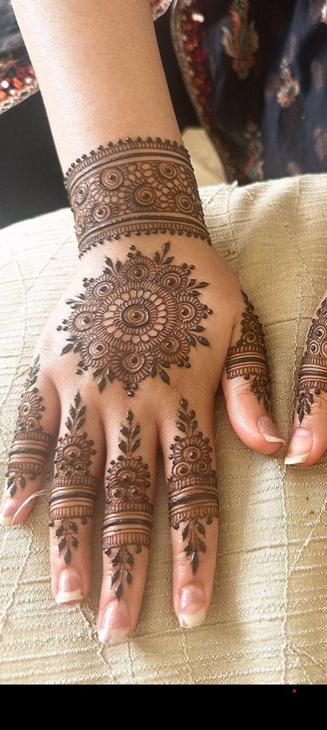 Ramadan Henna, Henne Tattoo, Small Henna, Front Mehndi Design, Back Hand Mehndi, Henna Designs Wrist, Designs Mehndi, Tato Henna, Circle Mehndi