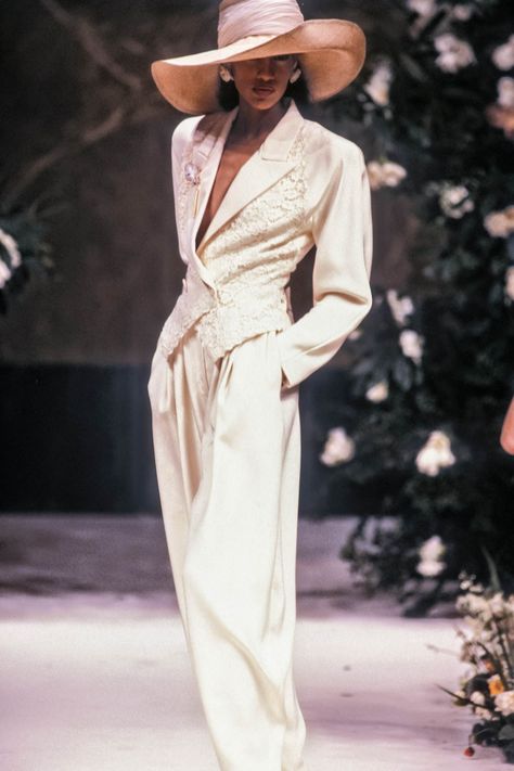 Guilded Glamour, Sonia Cole, Old Ralph Lauren, Outfit 80s, Ralph Lauren Runway, Elegant Simple Wedding, Vintage High Fashion, Jean Louis Scherrer, Runway Vintage