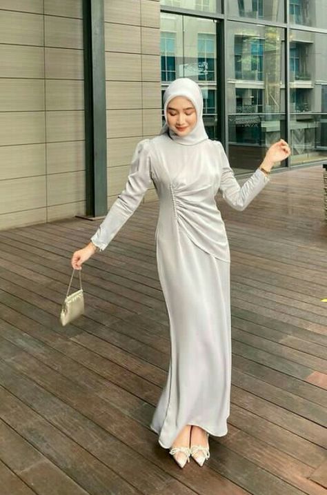 Baju Bridesmaid Modern Hijab, Dress Kondangan Hijab, Dress Hijab Simple, Bridesmaid Dresses Hijab, Dress Muslim Modern, Braidsmaid Dresses, Kebaya Modern Dress, Model Gamis, Kebaya Dress