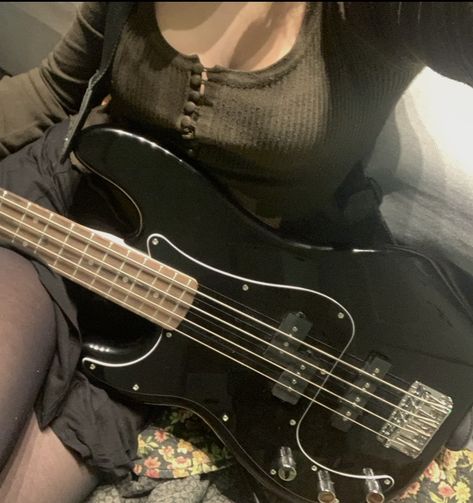 Bass Aesthetic, Rockstar Aesthetic, Guitar Obsession, Guitar Girl, Music Aesthetic, Foto Ideas Instagram, Feminine Aesthetic, Guitar Design, Pretty Selfies