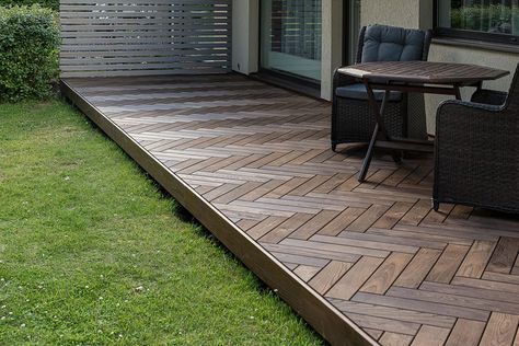 Discover inspiring wooden decking ideas - Thermory Wood Decking Ideas, Wooden Decking Ideas, Garden Decking Ideas Layout, Herringbone Decking, Decking With Pergola, Backyard Decking Ideas, Herringbone Deck, Decking Ideas Outdoor, Backyard Decking