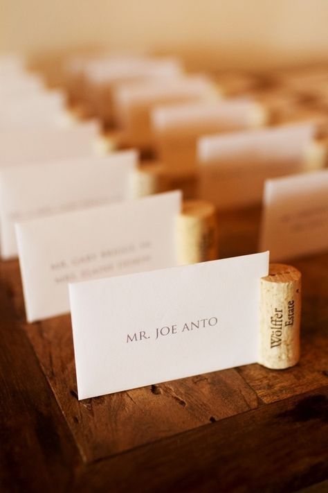 Wine Cork Wedding Decorations, Wedding Card Holder Diy, Wedding Planner Card, Cork Place Cards, Wine Cork Wedding, Rustic Place Cards, Cork Wedding, Wedding Table Seating Plan, Place Card Holders Wedding