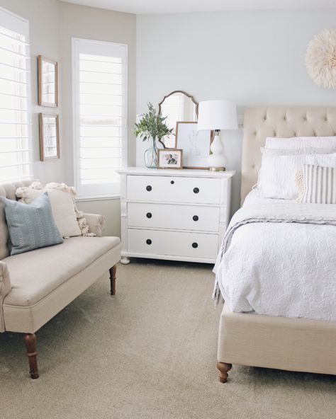 Cream Tufted Bed, Mirror Greenery, White And Gold Table, Country Girl Home, Cream And White Bedroom, Wooden Bed Frame Rustic, Neutral Bedroom Design, Tufted Bed Frame, White Chest Of Drawers