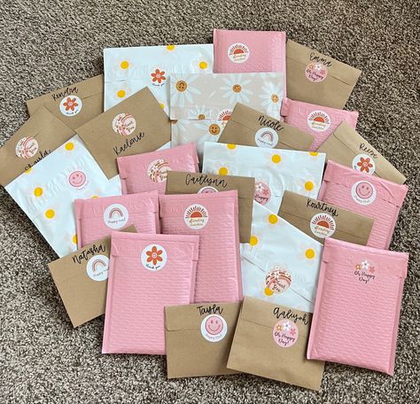 K Pop Packaging, Cute Packaging Small Business, Aesthetic Packing Orders, Cute Packing Ideas For Small Business, Cute Packaging For Small Business, Jewerly Packaging Ideas Small Business, Depop Packaging Ideas, Small Bussines Aesthetic Packaging, Order Packaging Ideas