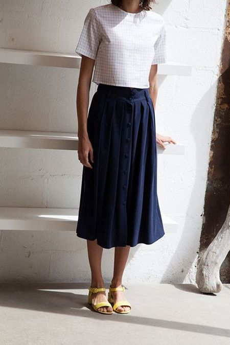 Skirt And Tee Shirt Outfit, Pleat Skirt Outfit, Navy Pleated Skirt, Tee Shirt Outfit, Midi Skirt Casual, Pleated Skirt Outfit, Boxy Shirt, Pleat Skirt, Perfect Summer Outfit