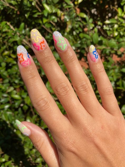 Funky Flower Nails, Spongebob Flowers Nails, Spongebob Inspired Nails, Bright Flower Nails, Spongebob Nails Designs, Hippie Nail Designs, Imagination Spongebob, Coconut Girl Nails, Nails Pineapple