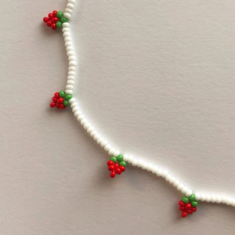 Strawberry Beads Necklace, Beaded Fruit Jewelry, Fruit Beads Jewelry, Fruit Beaded Bracelet Tutorial, How To Make A Strawberry Bracelet, Strawberry Seed Bead Bracelet, Bead Strawberry Pattern, Strawberry Jewelry Diy, Strawberry Bracelet Tutorial