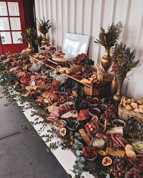 Charcuterie table food ideas for wedding #wedding #weddingfoods #weddingideas Decoration Buffet, Deco Champetre, Party Food Buffet, Charcuterie Inspiration, Party Food Platters, Wedding Buffet, Hunter Valley, Grazing Tables, Food Table