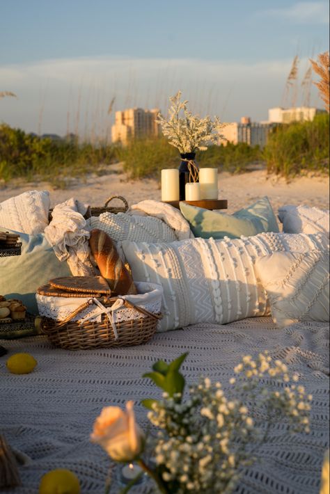 Anniversary Beach Picnic Ideas, Proposal Manifestation, Romantic Beach Date Night, Proposal Ideas Picnic, Romantic Affirmations, Love Flowers Romantic, Wedding Proposal Ideas Engagement, Beach Candles, Romantic Beach Picnic