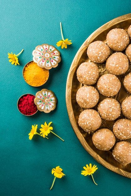 Holi Sweets, Sweets Photography, Happy Sankranti, Sugar Free Recipes Desserts, Happy Makar Sankranti, Healthy Sugar, Makar Sankranti, Sugar Free Desserts, Office Holiday