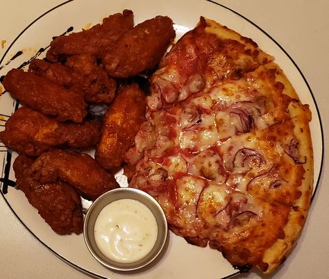 Home Run Inn Pizza topped with red onions and Hot Wings! Pizza And Wings, Buffalo Hot Wings, Spicy Wings, Hot Wings, Buffalo Wings, Pizza Toppings, Red Onion, Chicken Wings, Comfort Food