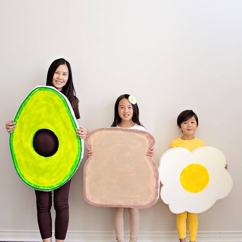 DIY FAMILY AVOCADO TOAST COSTUMES Halloween Costumes For 3 People, Costumes For 3 People, Sibling Costumes, Best Family Halloween Costumes, Avocado Costume, Egg Costume, Sibling Costume, Pregnancy Costumes, Pregnant Halloween Costumes