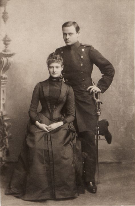 Alix Of Hesse, Empress Alexandra Feodorovna, Empress Alexandra, Queen Victoria Family, Victorian Photography, Victorian Couple, Victorian Portraits, Alexandra Feodorovna, Romanov Dynasty