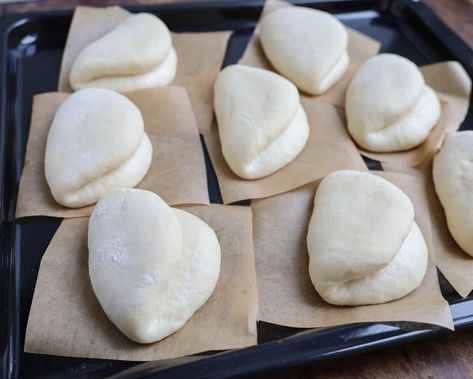 Opskrift på asiatiske bao boller. Du kan lave bao med kylling, bao med svinekød eller vegetarisk bao. Det er de lækreste dampede boller. Thai Mad, Sweet Escape, Pan Pizza, Dough Recipe, Dim Sum, Flutes, Homemade Bread, Pita, Street Food