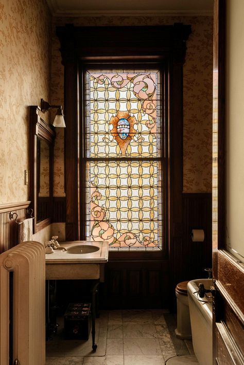 1890s Bathroom, Victorian Windows, Victorian Bathroom, Bring It Back, Vintage Bathrooms, Cottage Interiors, Vintage Bathroom, House Bathroom, Pretty House