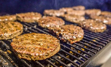 How to Grill Burgers: The Best Smoked Burgers Tregger Cooking, Best Burger Seasoning, Smoked Hamburgers, Burgers On The Stove, Grill Burgers, Bubba Burgers, How To Cook Hamburgers, Traeger Cooking, Grilled Burger Recipes