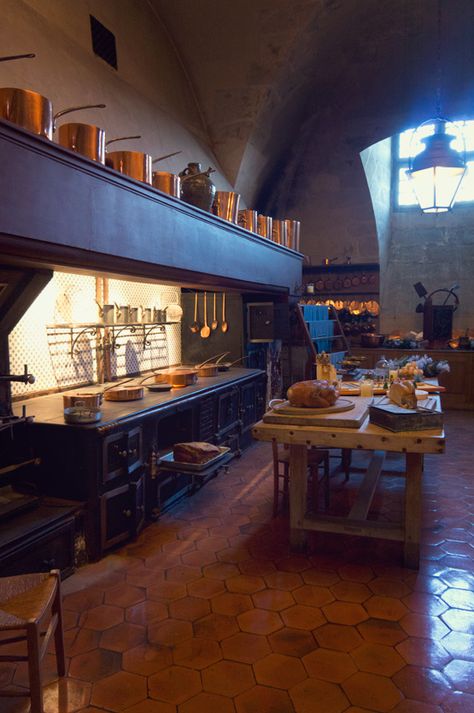 JOELIX.com | Christmas at Château de Vaux le Vicomte French castle kitchen cuisine Chateau Kitchen French, Castle Interior Kitchen, Royal Kitchen Aesthetic, Medieval Kitchen Aesthetic, Castle Kitchen Aesthetic, Kitchen Castle, French Castle Interior, French Chateau Kitchen, Small Bedroom Style