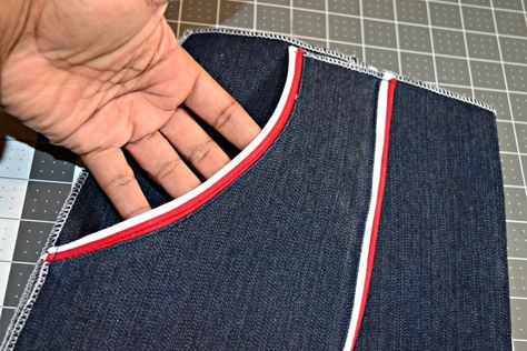 Let's talk about this super easy pocket tip to add a snazzy touch to your project! Learn how to add piping to pockets in this tutorial. Bernina 880, Piping Tutorial, Clothing Construction, Sewing Piping, Homemade Pillows, Sewing Pockets, First Sewing Projects, Pattern Weights, Cotton Lawn Fabric