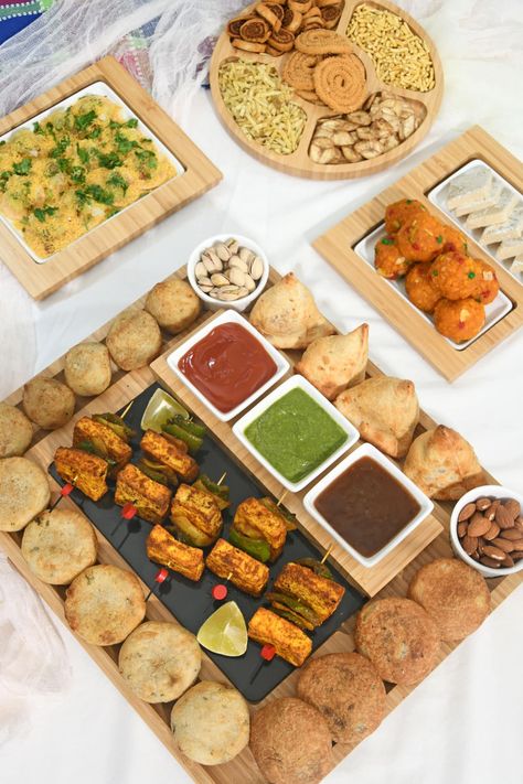 Indian Charcuterie Board - Culinary Shades Grazing Table Vegetarian, Veg Platter Ideas Indian, Indian Hi Tea Party Ideas, Indian Snack Platter, Indian Party Food Platters, Pani Puri Charcuterie Board, Indian Food Recipes Appetizers, Food Ideas For Tea Party, Indian Chaat Board Decoration