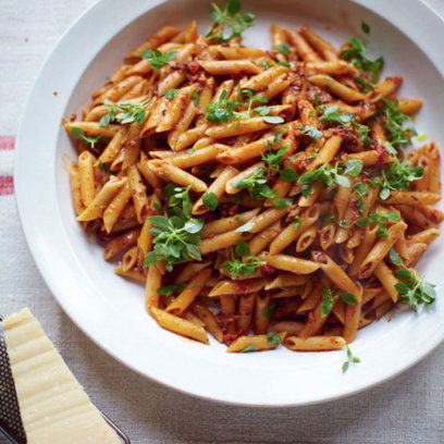 Jools Oliver’s pregnant pasta recipe. For the full recipe, click the picture or visit RedOnline.co.uk Jamie Oliver 30 Minute Meals, Jamie's 30 Minute Meals, Watercress Salad, Raspberry Tarts, Diner Recept, Jamie Oliver Recipes, Sausage Pasta, Watercress, 30 Minute Meals