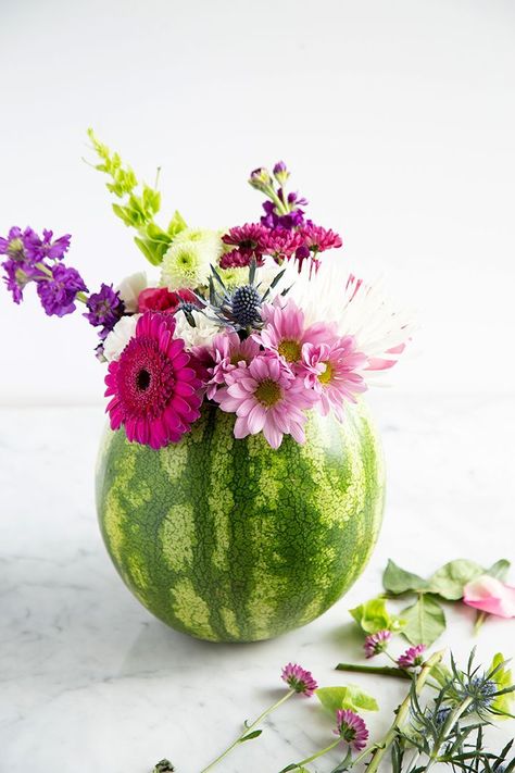 Summer Centerpiece Ideas, Watermelon Centerpiece, Watermelon Flower, Watermelon Theme, Weather Crafts, Vases Decor Ideas, Summer Centerpieces, Summer Diy Projects, Spring Arrangements