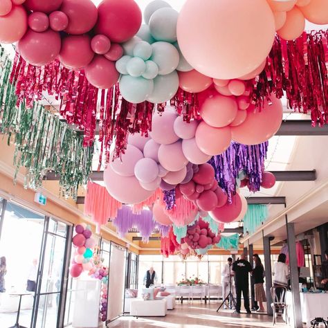 Ways To Use Balloons In Your Wedding Decor - ShaadiWish Ceiling Decoration Ideas, Balloon Ceiling Decorations, Streamer Decor, Hanging Balloons, Balloon Ceiling, Pretty Balloons, Wedding Balloon Decorations, Girl Time, Balloon Installation