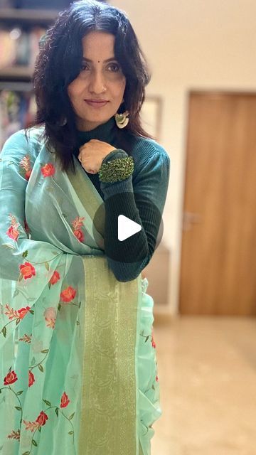 Thriveni Jay on Instagram: "❓🥻How would you style a sheer organza saree? In this episode I’ve paired my organza saree with a turtle neck top for that stylish yet modest look. If you’re an organza saree lover like me, then here’s the best way to style it while enhancing its beauty. Follow me for more!
#saree #sareelove #trendingreels #viral #instagood #instadaily #sareedraping #blouse #blousedesigns #hairstyles #sareestyle #sareestyling #amazonfinds #amazonfashion #amazondeals #coimbatorephotographer #howtowear #organzasaree #styleguide #sareefashion #sareeaddict #grwm #coimbatoremodel #coimbatoremakeupartist" Saree With Turtle Neck Top, Turtle Neck Blouse Saree, How To Style Turtle Neck Tops, Turtle Neck Blouse, Reels Ideas, Blouse Saree, A Turtle, Organza Saree, Coimbatore