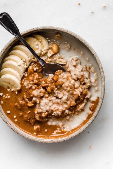 Healthy Peanut Butter Oatmeal, Peanut Butter Banana Oats, Mango Chocolate, Peanut Butter Breakfast, Making Peanut Butter, Peanut Butter Overnight Oats, Oatmeal Toppings, Plant Based Recipes Breakfast, Curves And Confidence