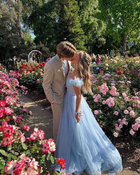 Couple Ball Outfit, Prom Couples Blue Dress, Prom Color Themes Couples, Elegant Prom Pictures, Prom Couples Outfits Blue, Ball Couple Outfit, Blue Dress Prom Couple, Cute Couple Pics Prom, Professional Prom Photos