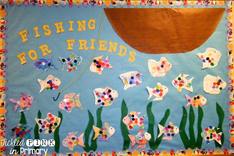 Bulletin Board Ideas Daycare, Rainbow Fish Bulletin Board, Cute Bulletin Board Ideas, Back To High School Outfits, Fish Bulletin Boards, Preschool Curriculum Ideas, Decoration Ideas For School, Rainbow Fish Crafts, Back To High School