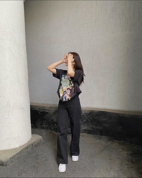 All Black Outfit Poses, Asian Fits Aesthetic, Baggy Clothes Photoshoot Ideas, T Shirt Jeans Outfit Casual, Casual Outfit Poses For Women, Black Jeans Women Outfit, Poses With Baggy Jeans, Womens Photoshoot Outfits, Long T Shirt Outfit For Women