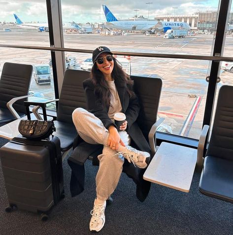 15+ Cute Airport Outfits to Keep You Stylish While Travelling! - The Sophisticated She-Diary Airport Outfits, Air Travel, Travel