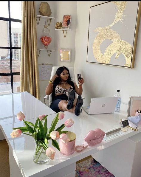 Womens Office Inspiration, Pink White And Gold Office Ideas, Office Glam Room Combo, Small Office Ideas For Women, Home Office Ideas For Women Modern, Cute Pc Build, Female Home Office, Vlogger Aesthetic, Aesthetic Content Ideas