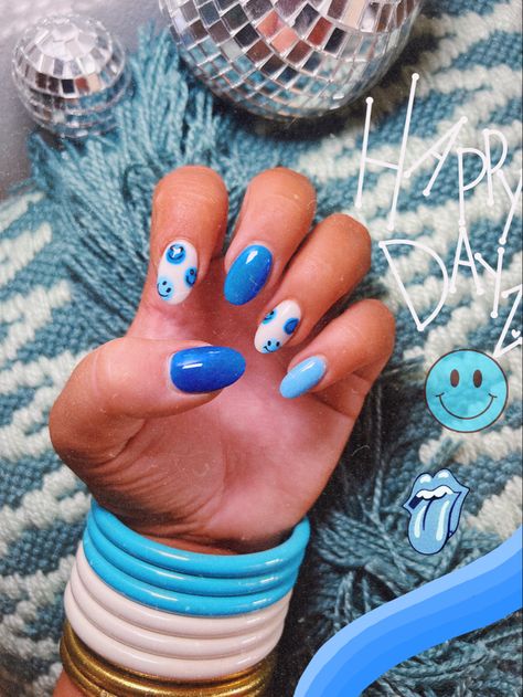 Cute Summer Nail Inspo 2023, Cute Summer Nails Smiley Face, Short Almond Nails Smiley Face, Smiley Nails Happy Faces, Smiley Face Nail Design, Simple Smiley Face Nails, Blue Nails With Smiley Face, Smily Face Nail Design, Nail Inspo Smiley Face