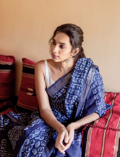 Saree For Working Women, Cotton Saree Aesthetic, Indigo Saree Blouse Designs, Indigo Cotton Saree, Indigo Saree Styling, India Style Dress, Saree Aesthetics, Blue Cotton Saree, Unique Sarees