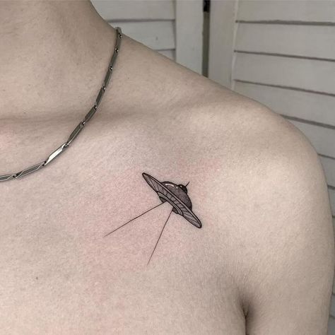 Ufo Tattoo Design, Small Tattoos For Men, Ufo Tattoo, Galaxy Tattoo, Naruto Tattoo, Alien Tattoo, Back Of Shoulder Tattoo, Simple Tattoo, Tattoo Design Ideas