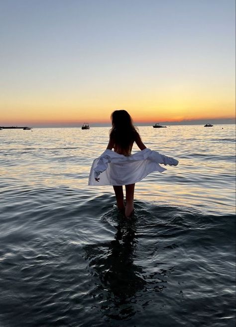 Sunset Photoshoot Ideas, Cruise Photography, Beach Foto, 2024 Manifestations, Beach Photo Inspiration, Pool Photography, Beach Instagram Pictures, F1 Driver, Summer Picture Poses