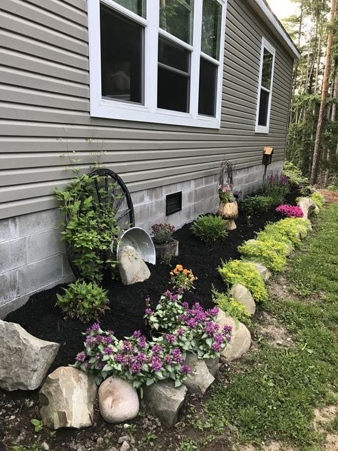 Mobile Home Landscaping, Small Front Yard Landscaping, Front Yard Garden Design, Vintage Garden Decor, Diy Backyard Landscaping, Garden Deco, Home Landscaping, Garden Yard Ideas, Outdoor Decor Backyard