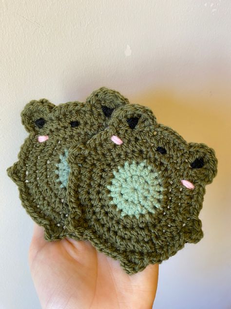 Crochet Coconut Pattern, Frog Coaster Crochet, Crochet Craft Fair, Coasters Pattern, Felt Yarn, Crochet Bookmark Pattern, Easy Crochet Animals, Crochet Frog, Small Crochet