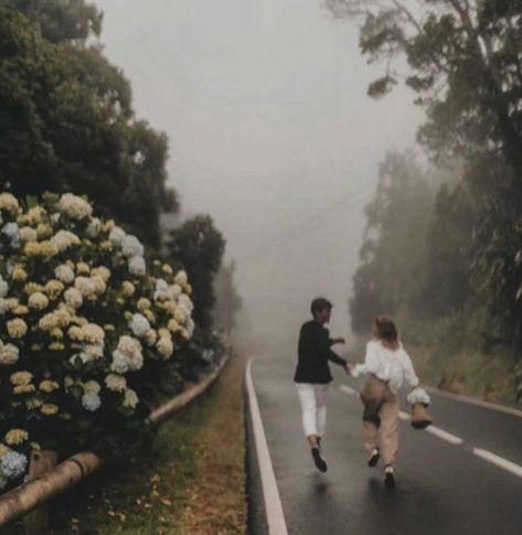 Black And White Couples, Couple Running, Fotografi Vintage, Royal Aesthetic, My Kind Of Love, Girl Running, Night Aesthetic, Character Aesthetic, Couple Aesthetic