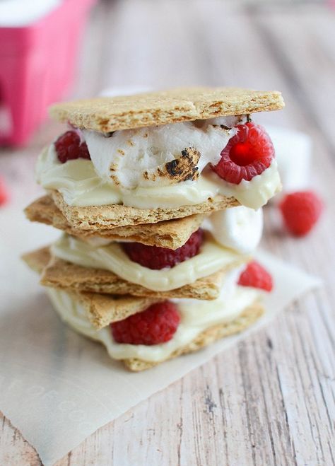 Raspberry White Chocolate S'mores Chocolate Smores, Raspberry White Chocolate, Oreo Dessert, White Chocolate Raspberry, S'mores, Best Dessert Recipes, S Mores, Mini Desserts, Sweets Desserts