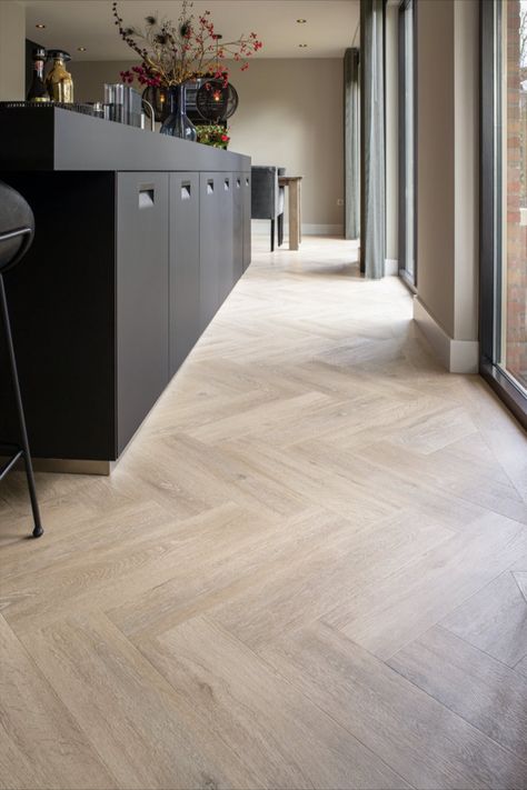 Deze VivaFloor Visgraat 8360 vindt u bij The Floor Company. √ Ontworpen voor de moderne huisstijl √ Topkwaliteit met 25 jaar garantie √ Extra matte toplaag. - Vraag nu een gratis sample aan ! Hotel Chic, Herringbone Floor, Wooden Floors, Style At Home, Wood Flooring, House Flooring, Floor Design, Cheap Home Decor, House Inspo